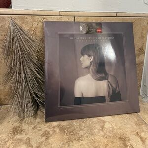 Anthology Vinyl BRAND NEW
TAYLOR SWIFT